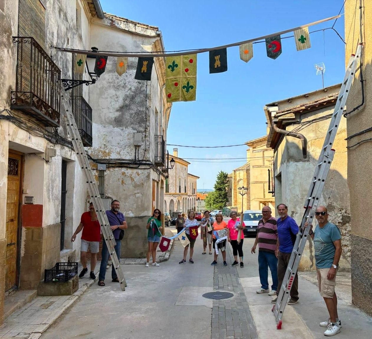 Vecinos de Salmerón colocan las banderas y pendones por la villa para las jornadas