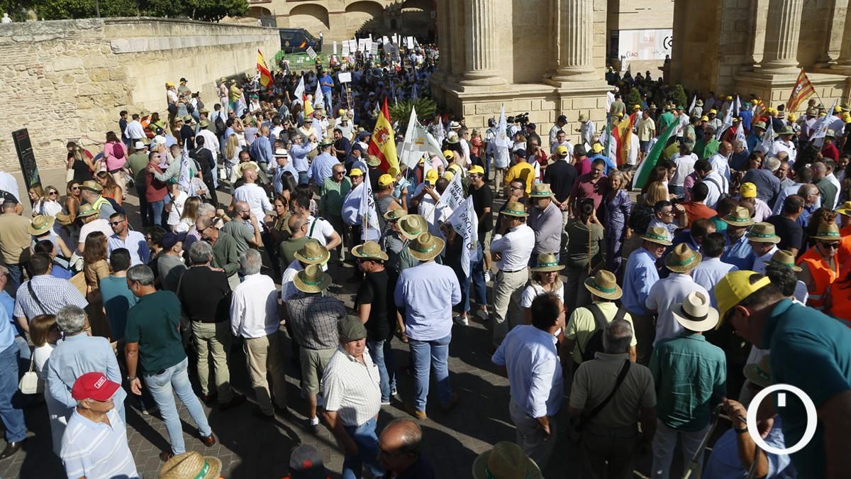 Concentración del sector agrario ante los ministros de la Unión Europea en la Puerta del Puente