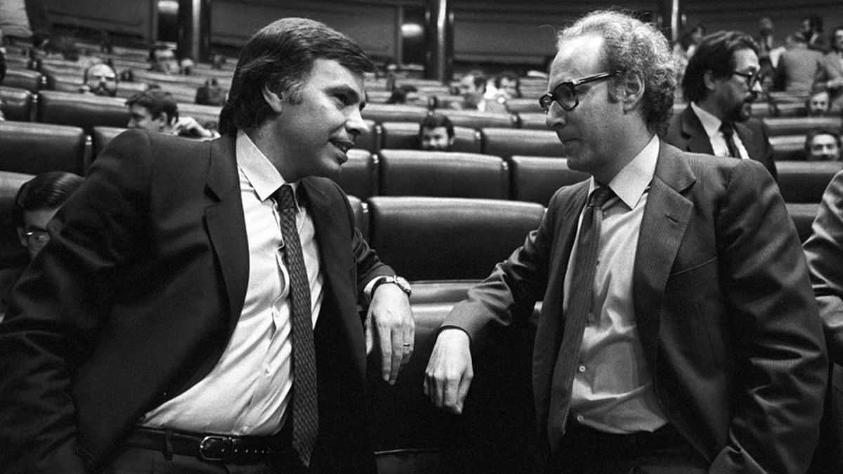 Felipe González conversa con su ministro de Economía, Miguel Boyer, en el Congreso en mayo de 1983. Foto: EFE