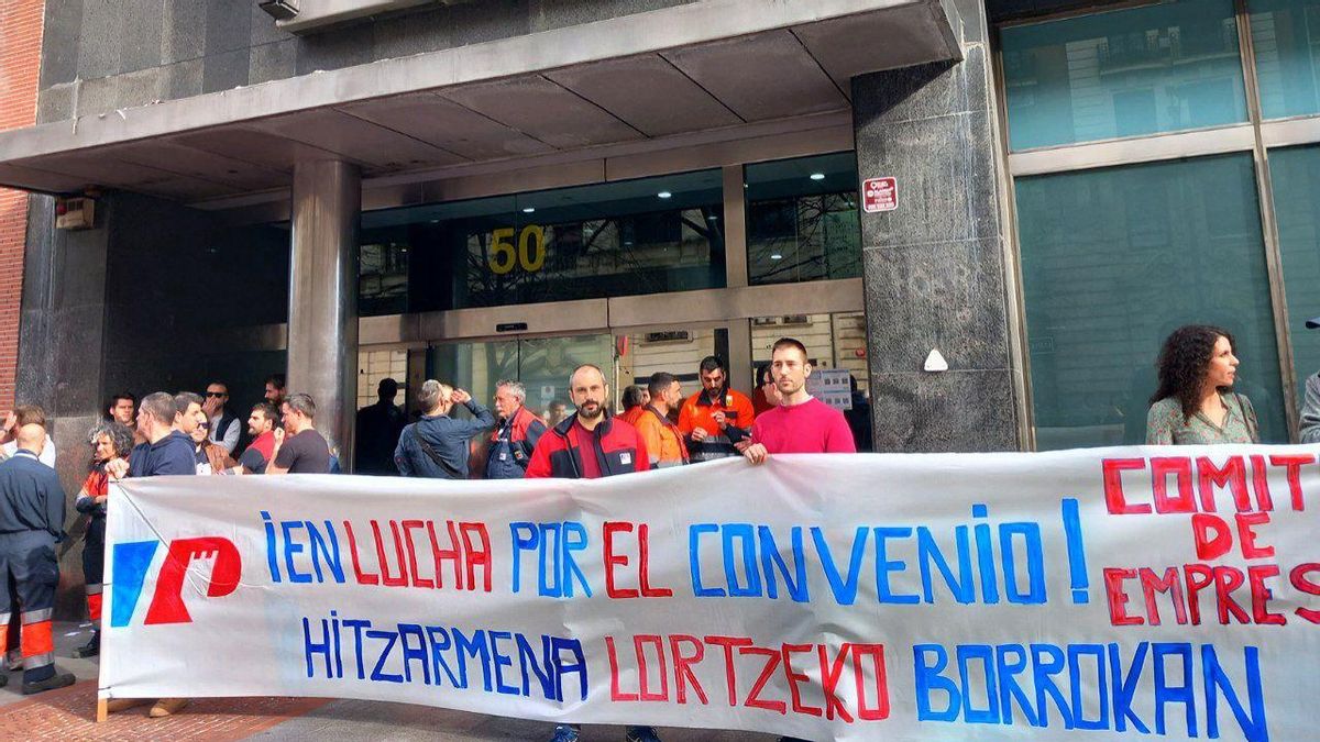 Trabajadores de Petronor este lunes durante la concentración delante del edificio de Inspección de Trabajo
