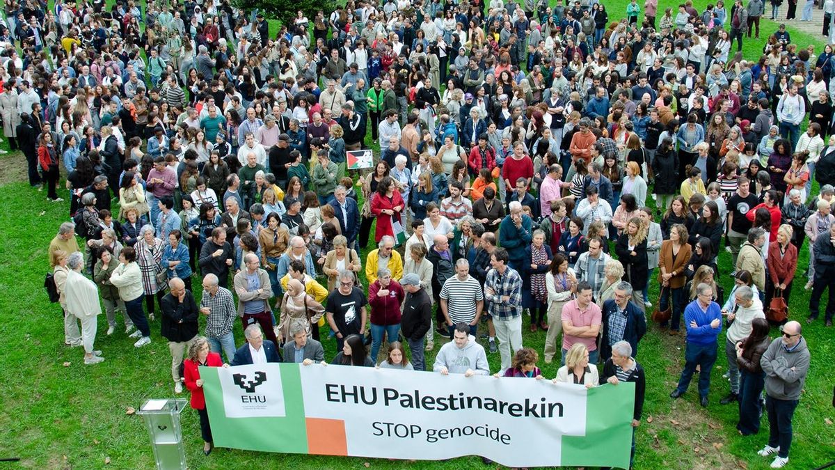 Concentración en apoyo a Palestina durante el parón académico de la EHU este lunes en el campus de Gipuzkoa