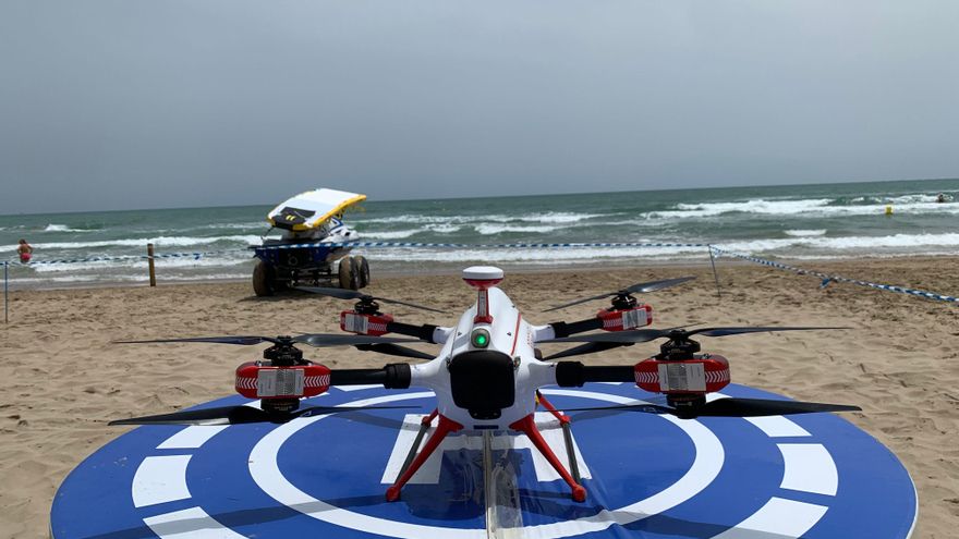 Drones que salvan vidas en las playas, una pionera tecnología 'made in Spain'