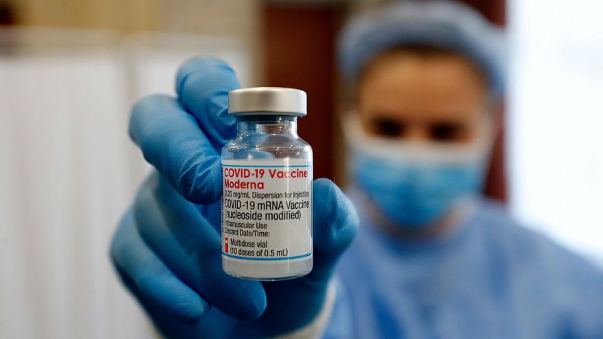 Un vial de la vacuna Moderna. EFE/EPA/ROBERT GHEMENT/Archivo