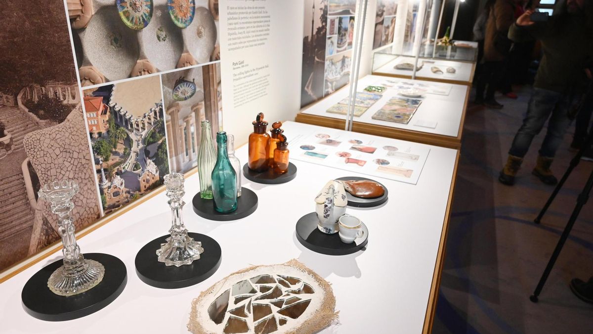 Casa Botines acoge una exposición sobre el trencadís, la técnica más reconocible de Gaudí que no usó en el edificio leonés