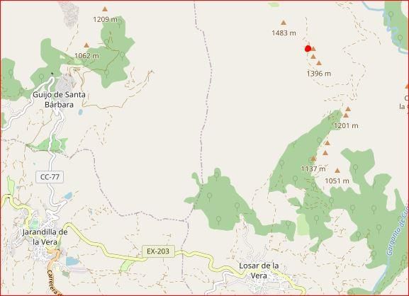 Señalizado con punto rojo el refugio de montaña de Los Brezos entre Guijo y Losar