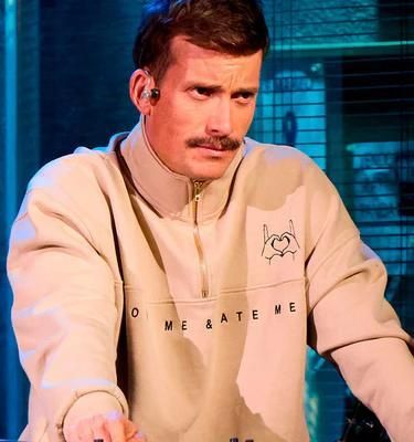 Grison con una sudadera de Loco Monky en La Revuelta