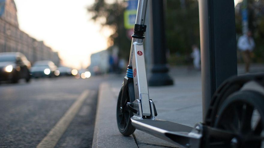 Por mirar el móvil o cruzar un paso de peatones: las multas más comunes por circular con el patinete eléctrico