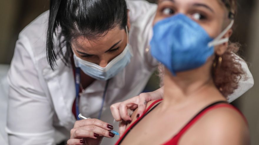 Según el Ministerio de Salud, hasta este lunes habían sido aplicadas 234,7 millones de vacunas contra la covid: 145,7 millones de brasileños habían recibido la primera dosis de alguna de las vacunas y otros 89 millones habían completado el ciclo de inmunización. Foto de archivo. EFE / André Coelho