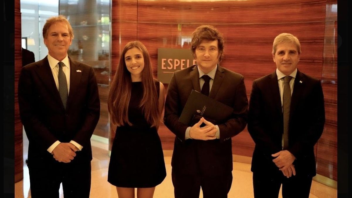 El presidente Javier Milei,el ministro Luis Caputo y el embajador argentino en Estados Unidos, Alejandro Oxenford, junto a la ingeniera biomédica y aspirante a astronauta, Noel de Castro.