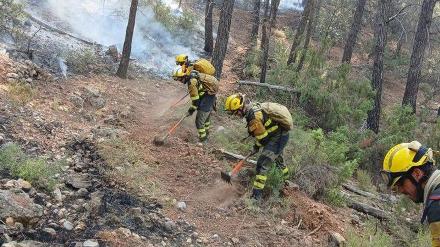 Tres bomberos resultan heridos durante las labores de extinción del incendio de Peñarroya de Tastavins (Teruel)