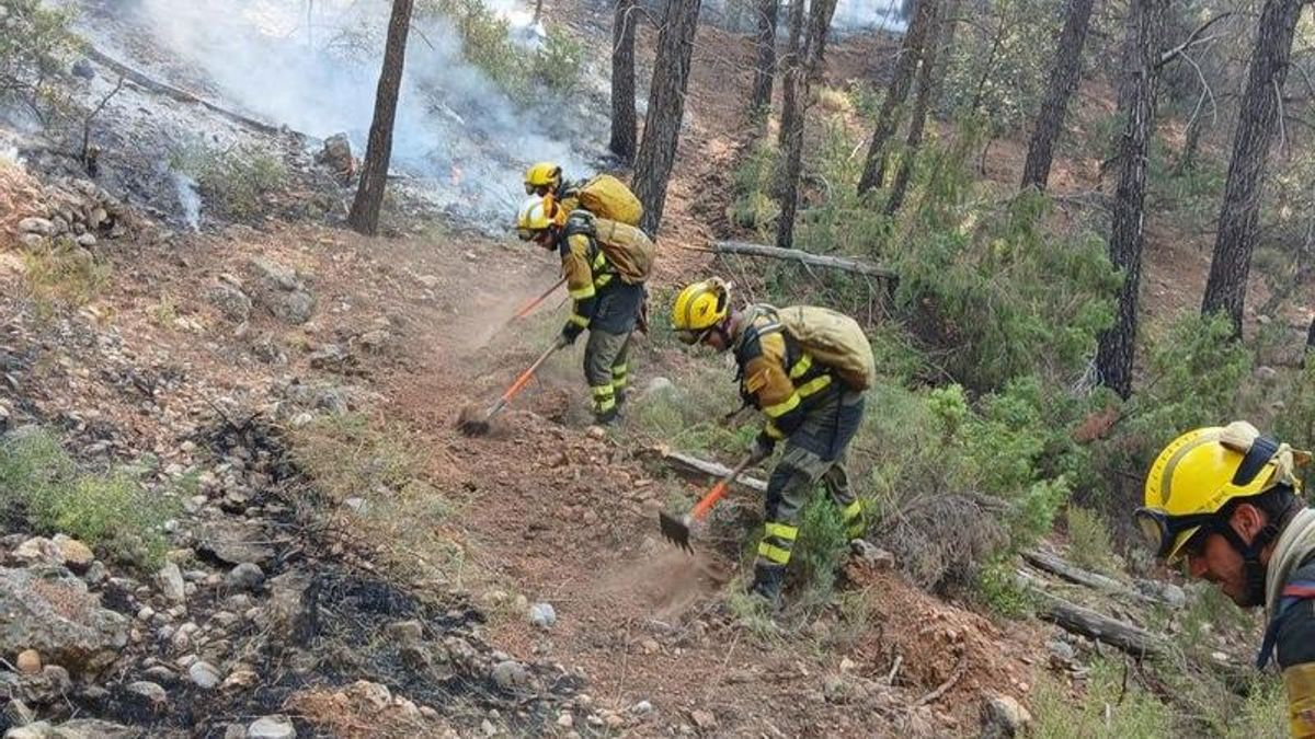 Tres bomberos resultan heridos durante las labores de extinción del incendio de Peñarroya de Tastavins (Teruel)
