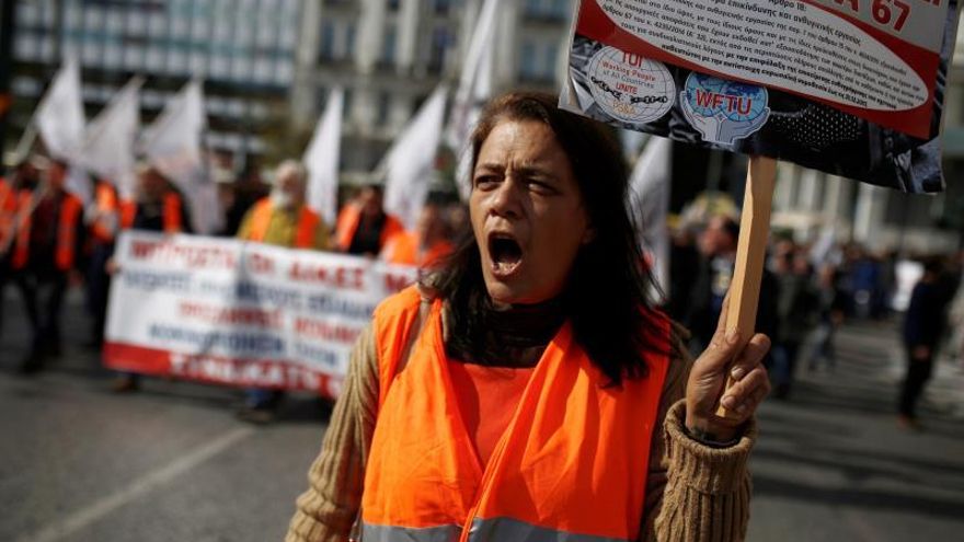 Miembros del sindicato comunista PAME marchan durante una protesta.