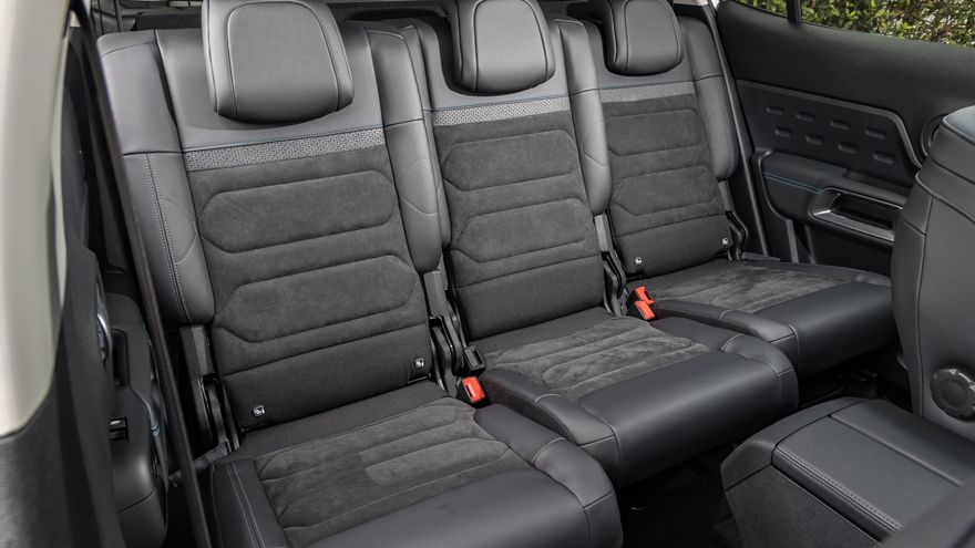 El modelo francés conserva sus tres asientos traseros individuales.