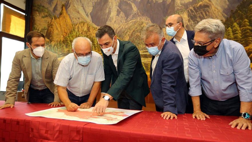 El comité director del Pevolca, Miguel Ángel Morcuende, junto al presidente Pedro Sánchez y el presidente de Canarias, Ángel Víctor Torres (d)