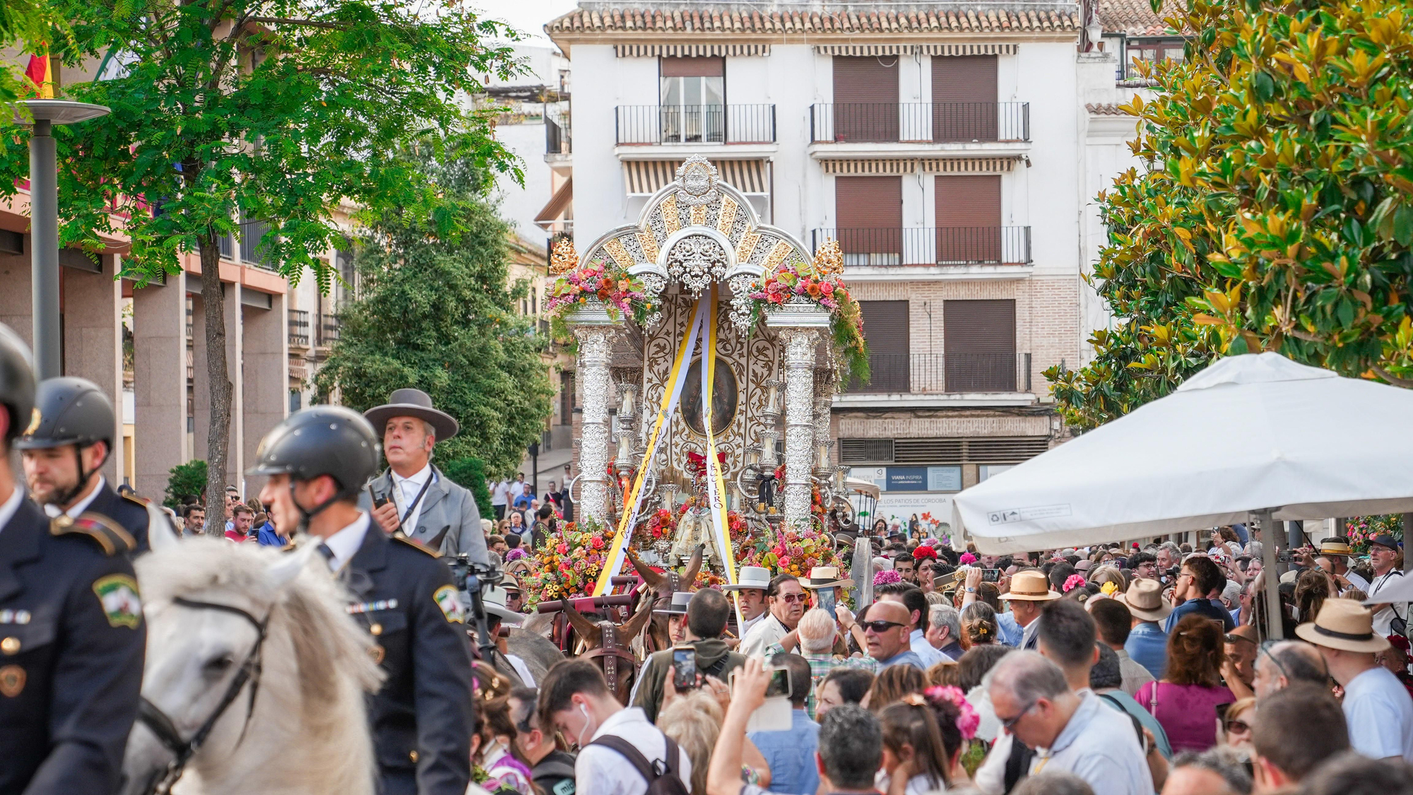 Córdoba inicia su camino hacia El Rocío entre emoción y tradición
