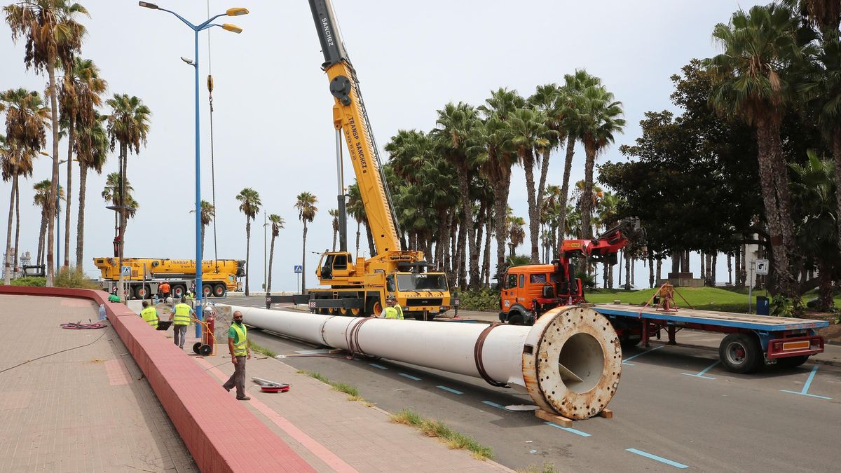 Mástil desmontado en la Fuente Luminosa. (ALEJANDRO RAMOS)