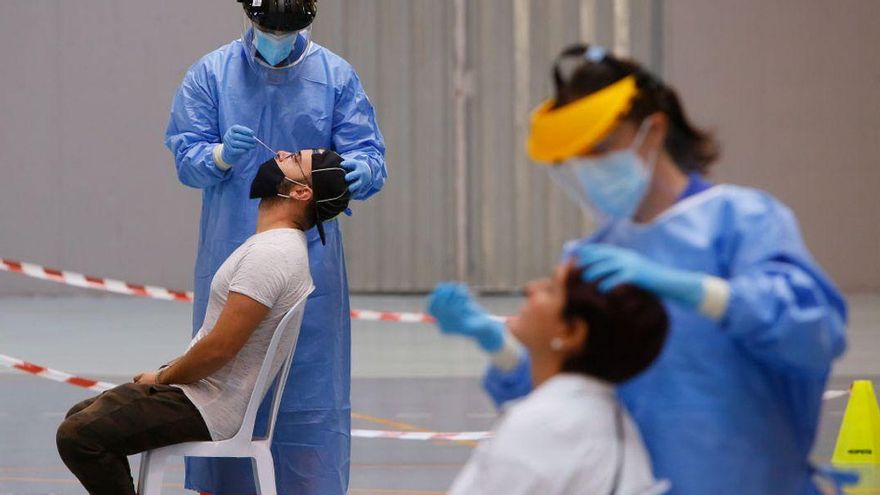 Realización de test covid masivos en el polideportivo de Almódovar del Río | MADERO CUBERO