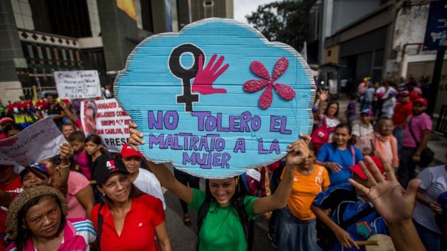 Un centenar de mujeres marchó por el centro de Caracas, como parte del Día Internacional de la Eliminación de la Violencia contra la Mujer, y llegó hasta el Palacio Federal Legislativo, donde se reúne el Parlamento, de mayoría opositora, y la Asamblea Nacional Constituyente (ANC), integrada solo por oficialistas.