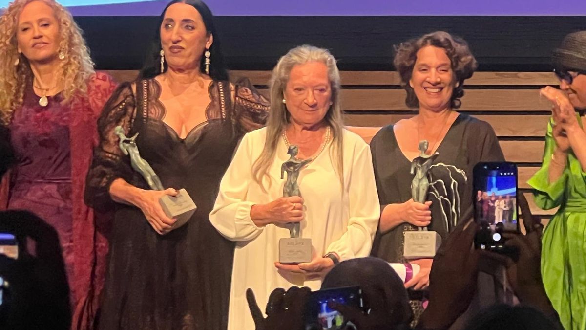 Elsa López recibe el Premio Internacional Aglaya a la Cultura de la Paz.