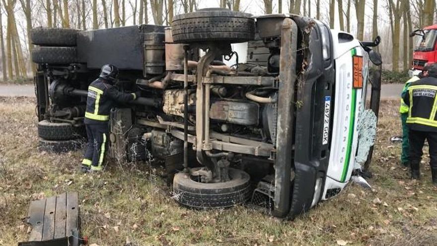 Vuelco lateral camión cisterna en Villarroañe. Imagen Bomberos Ayto León.