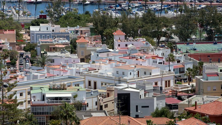 350 euros for a bunk bed and beds rented by the hour: housing costs hit the most vulnerable in the Canary Islands and overwhelm Cáritas