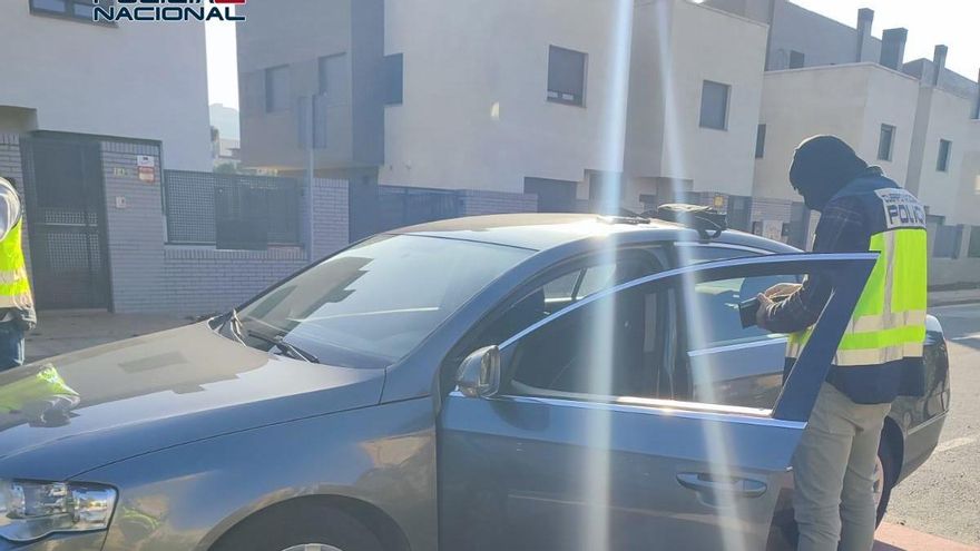 Arroja dos paquetes con 50 gramos de heroína y 30 de cocaína cuando huía a la carrera a la Policía Nacional