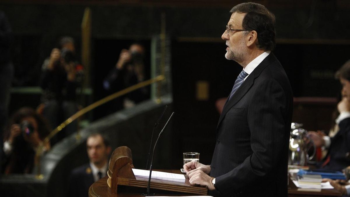 Rajoy alerta de que solo habrá espacio para "salvapatrias de escoba" si se extiende la sospecha sobre los políticos