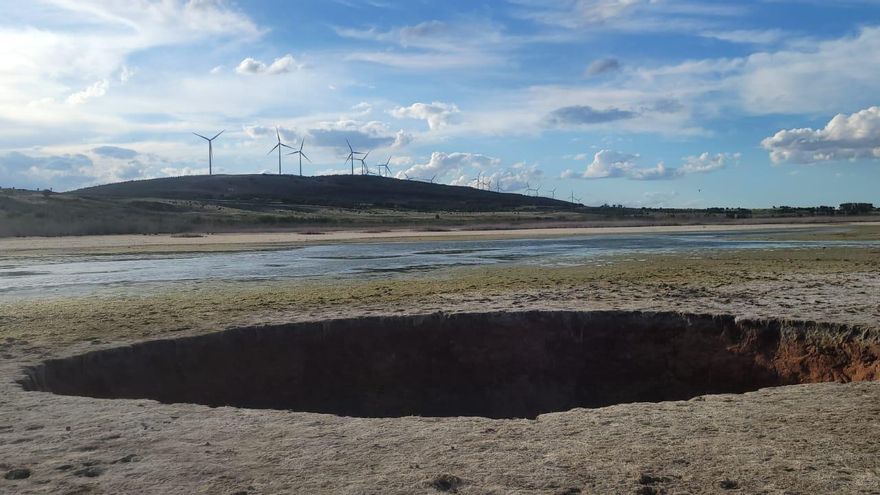 El depósito regulador de la tubería manchega, el agujero por el que "se escapa" el agua del trasvase