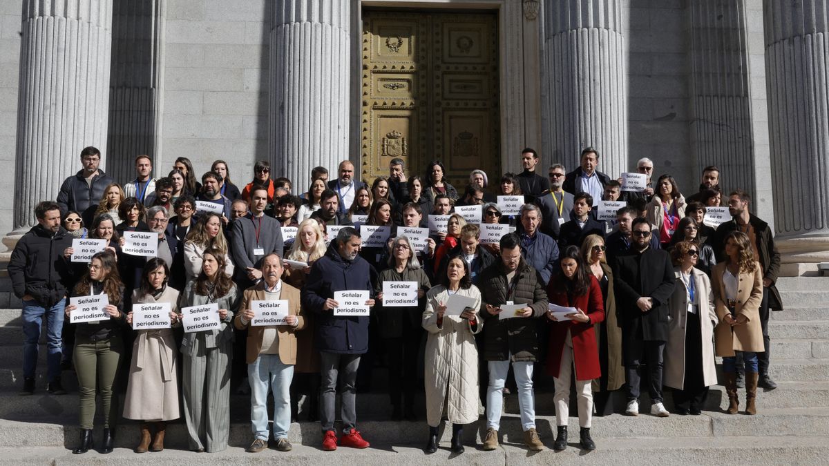Periodistas de diversos medios en protesta contra los agitadores ultras acreditados como prensa en el Congreso, el pasado febrero./Archivo. EFE/ Zipi Aragon