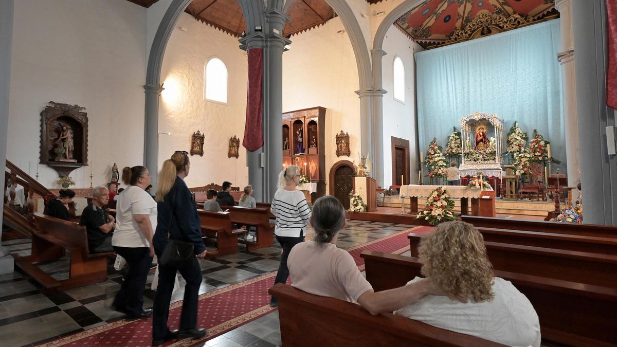 Cientos de fieles y peregrinos visitan durante estos días en la Iglesia Matriz de La Concepción, en la Villa de Valverde, a la imagen de la Virgen de Los Reyes, donde permanece desde el pasado sábado tras la 80 Bajada de la Virgen de Los Reyes, con motivo del novenario a la patrona herreña. EFE/ Gelmert Finol