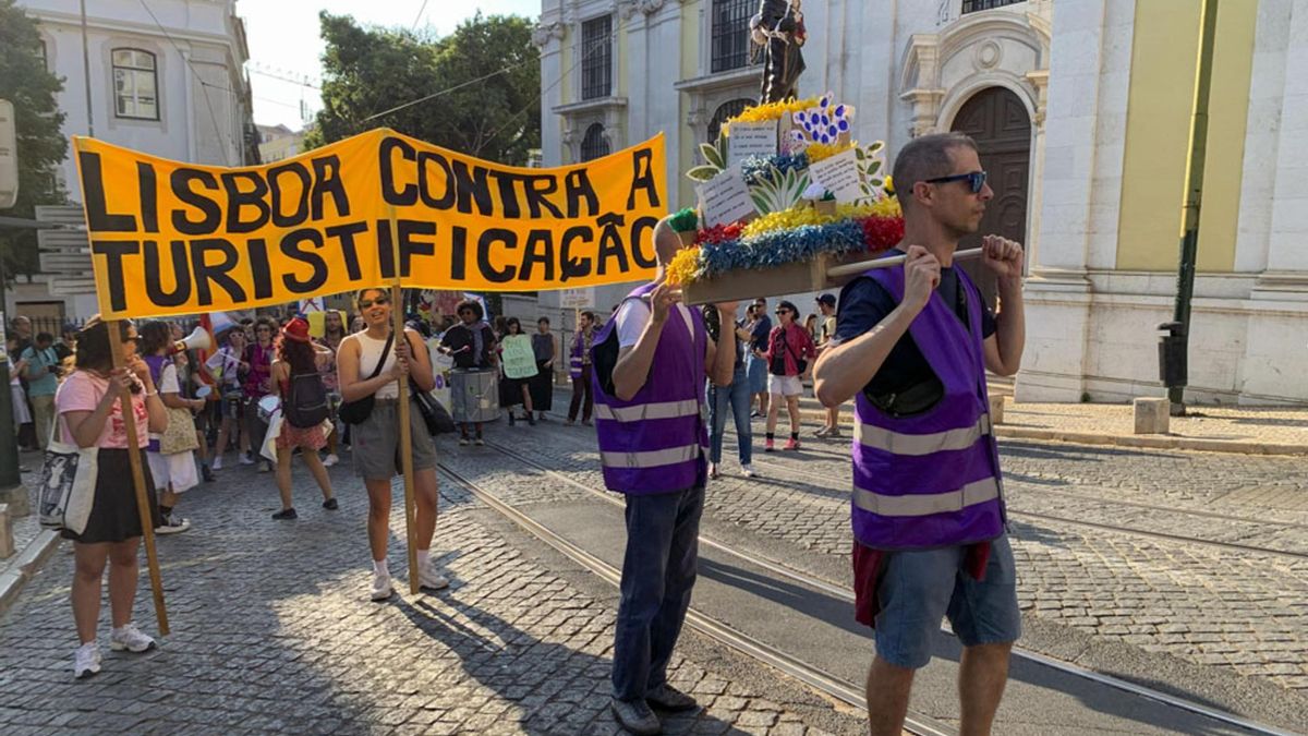 Protesta liderada por un "San Antonio Desalojado" en Lisboa en junio de 2025