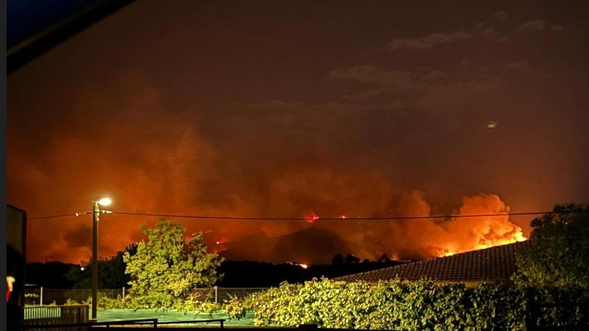 El fuego atravesó anoche la carretera