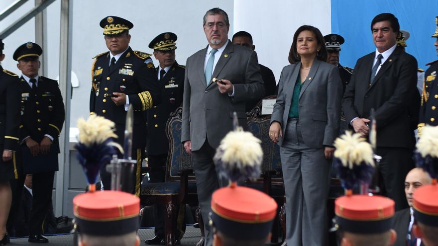 Presidente de Guatemala afirma que ha cesado las "prácticas corruptas" dentro del Ejército