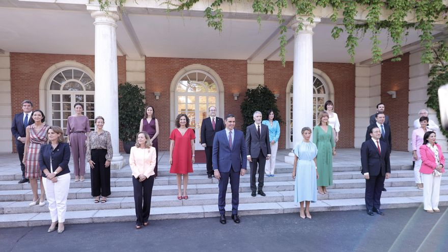 Archivo - Foto de familia de todos los ministros en la escalinata del Palacio de la Moncloa, a donde han llegado para participar en el primer Consejo de Ministros tras la remodelación del Gobierno, a 13 de julio de 2021, en Madrid (España).