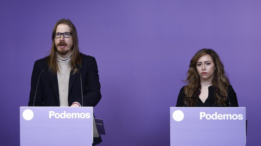 Pablo Fernández, secretario de Organización y portavoz de Podemos, junto a María Teresa Pérez, portavoz adjunta del partido, este lunes en Madrid.