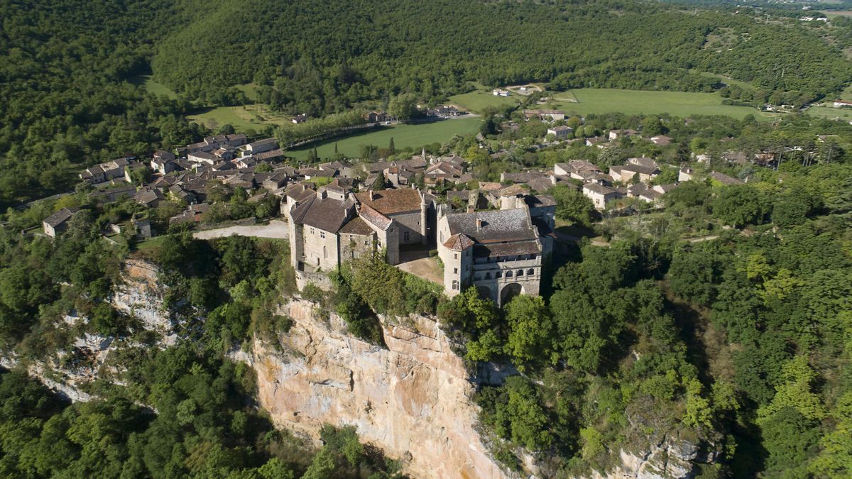 El pueblo del sur de Francia que cuenta con una rareza medieval: un castillo duplicado por una disputa familiar
