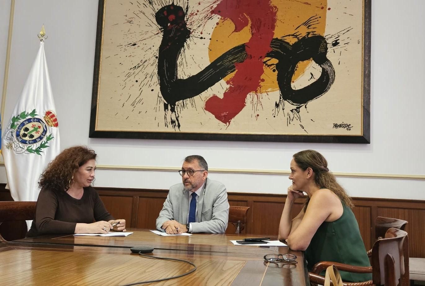 Reunión este lunes, presidida por el alcalde, José Manuel Bermúdez, y por la presidenta del Real Casino de Tenerife, Beatriz Barrera Vera, también asistió la concejala de Urbanismo, Zaida González, así como representantes técnicos de ambas instituciones.