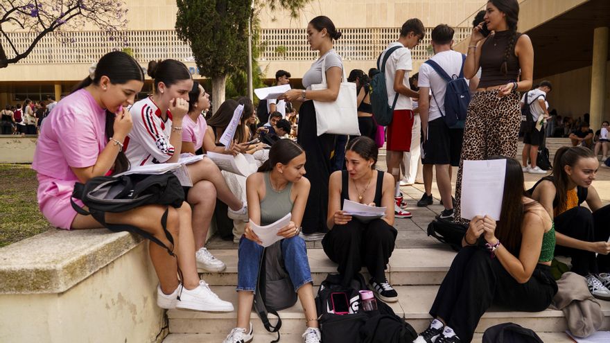 Imágenes de la primera jornada de la Prueba de Acceso a la Universidad en Andalucía en la Facultad de Medicina, a 3 de junio de 2025 en Málaga, Andalucía (España).