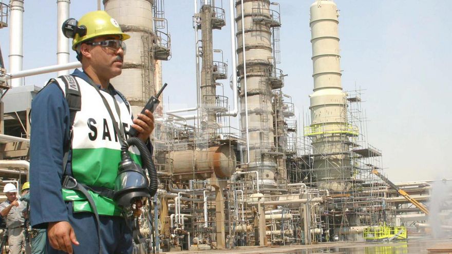 Foto sin fecha de un trabajador petrolero kuwaití en la refinería de petróleo de Al-Shueba, en Kuwait. EPA/Raed Qutena