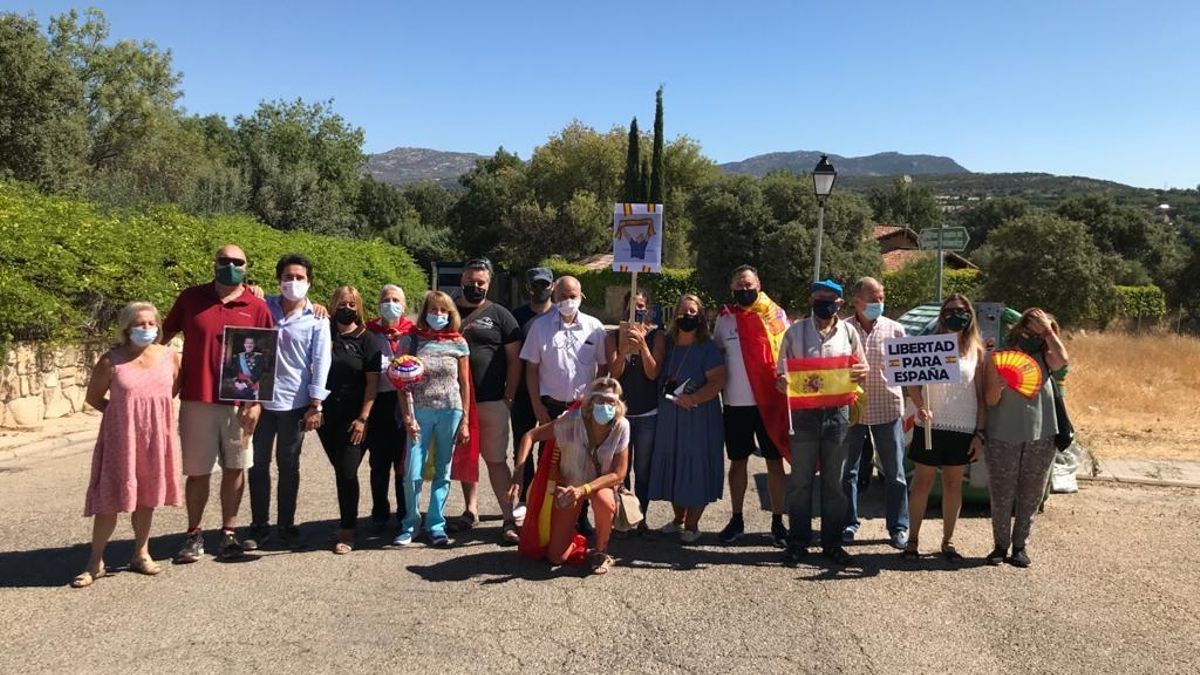 Una veintena de vecinos de Galapagar (Madrid), constituidos en la plataforma 'Sancionados por Pablo Iglesias', se querellan contra el vicepresidente segundo del Gobierno, Pablo Iglesias. En Galapagar, a 5 de agosto de 2020.