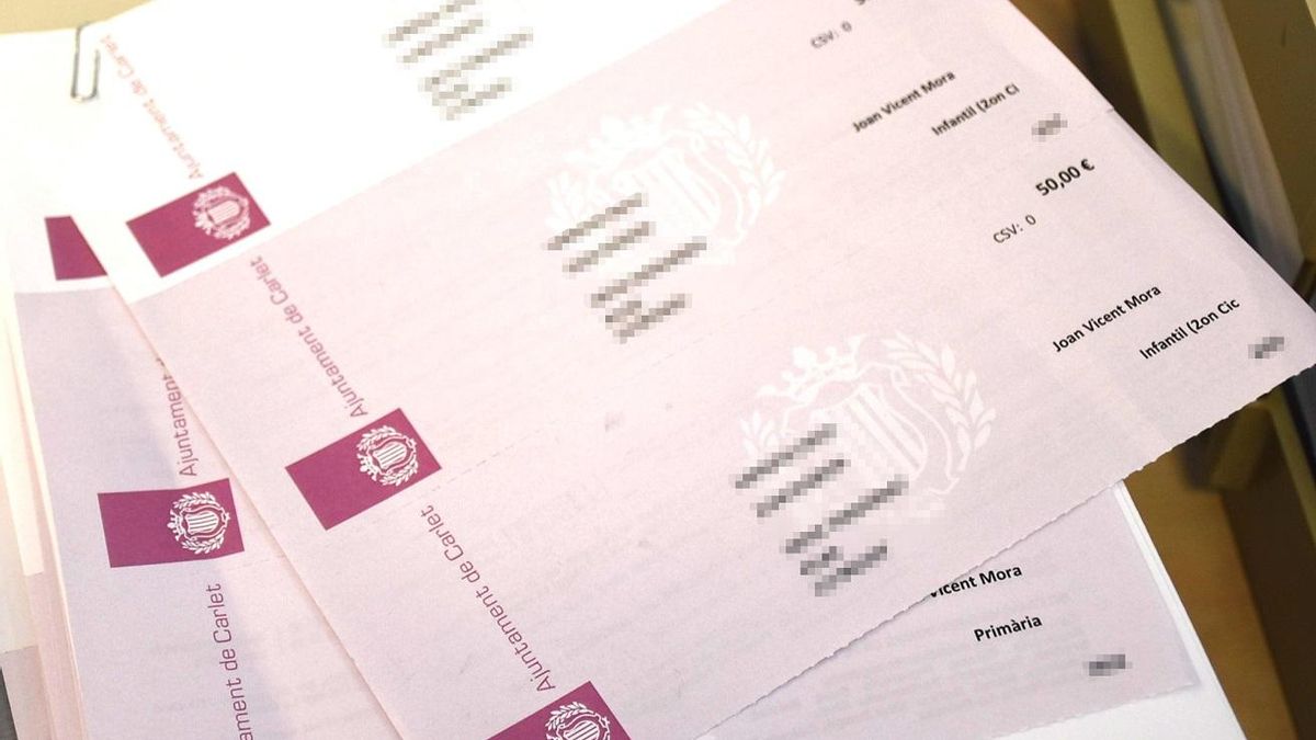 Los cheques se reparten a los padres y madres con el inicio del curso escolar.