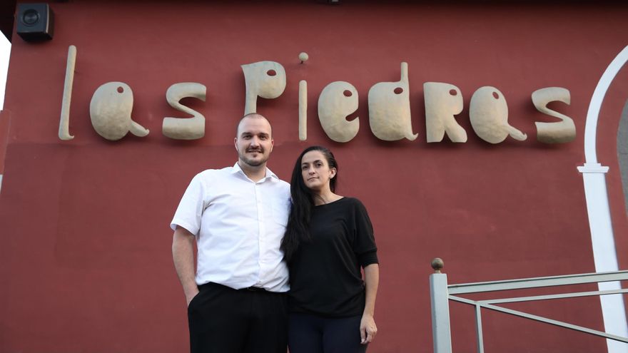 Beatriz y Suancar frente a su restaurante Las Piedras, en El Paso.