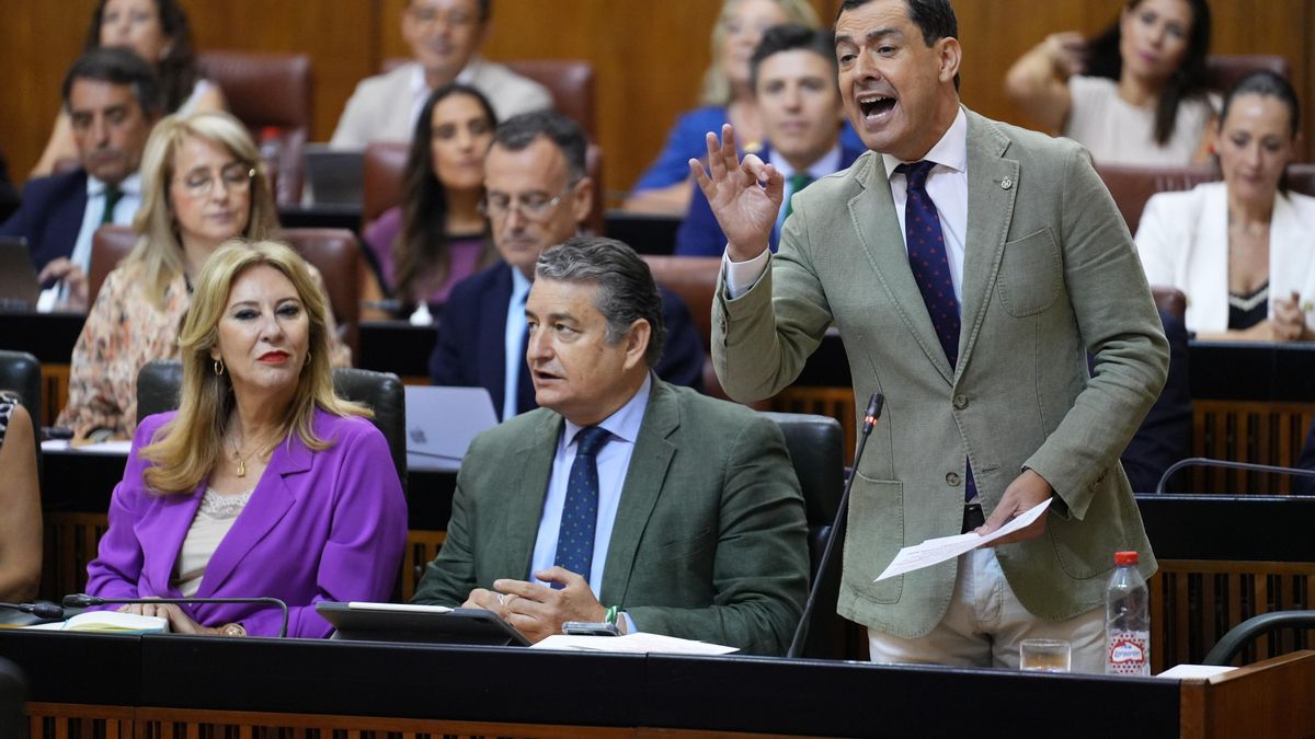 El presidente de la Junta de Andalucía, Juanma Moreno, interviene en la segunda jornada del Pleno del Parlamento andaluz.