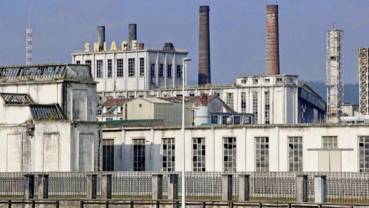 Exterior de la fábrica de Sniace en Torrelavega. | EFE