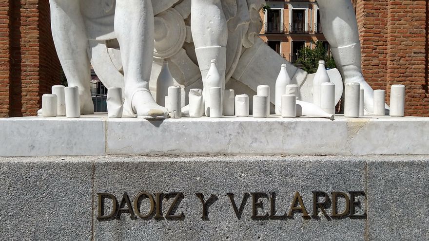 Homenaje a la "rebeldía ciudadana" con esculturas de latas y litronas en el monumento al Dos de Mayo