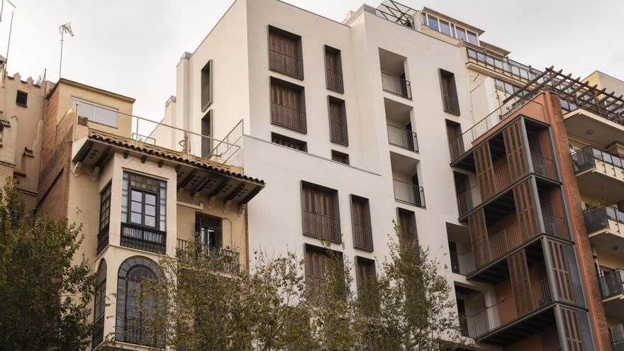 Un bloque de pisos protegidos del Ayuntamiento de Barcelona que costó 2,8 millones lleva casi dos años vacío