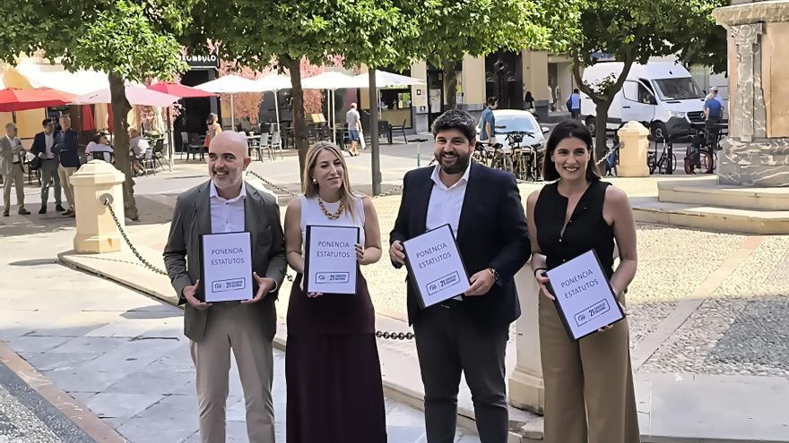 De izquierda a derecha, el portavoz del PP en el Ayuntamiento de Barcelona, Dani Sirera; la presidenta de la Junta de Extremadura, María Guardiola;  el presidente de la Región de Murcia, Fernando López Miras; y la alcaldesa de Santander, Gema Igual