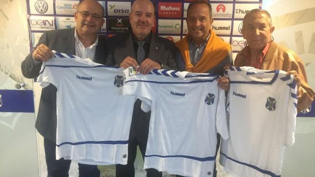 Los Huaracheros, homenajeados por el CD Tenerife en 2016.