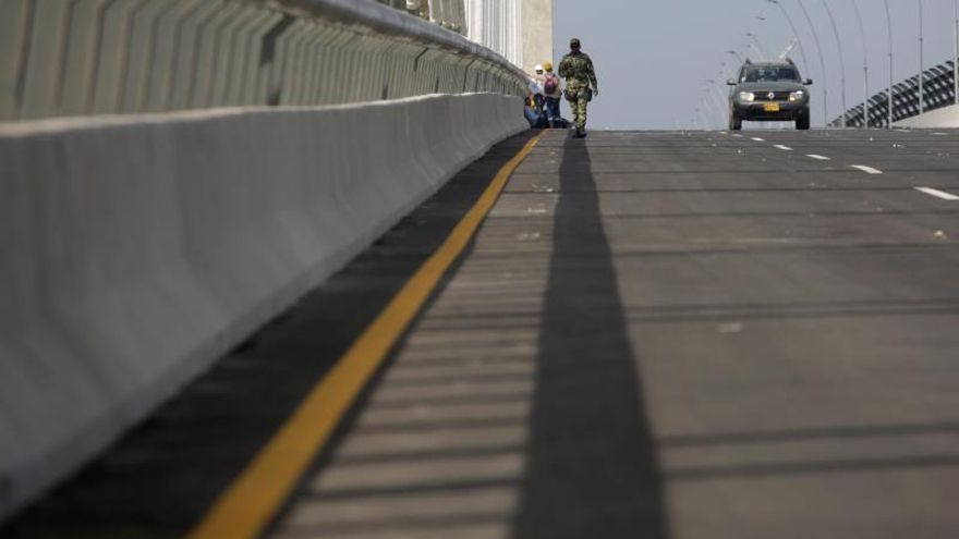 Vista este viernes del puente Pumarejo sobre el río Magdalena, que construyó la española Sacyr, durante su inauguración en la ciudad de Barranquilla (Colombia).