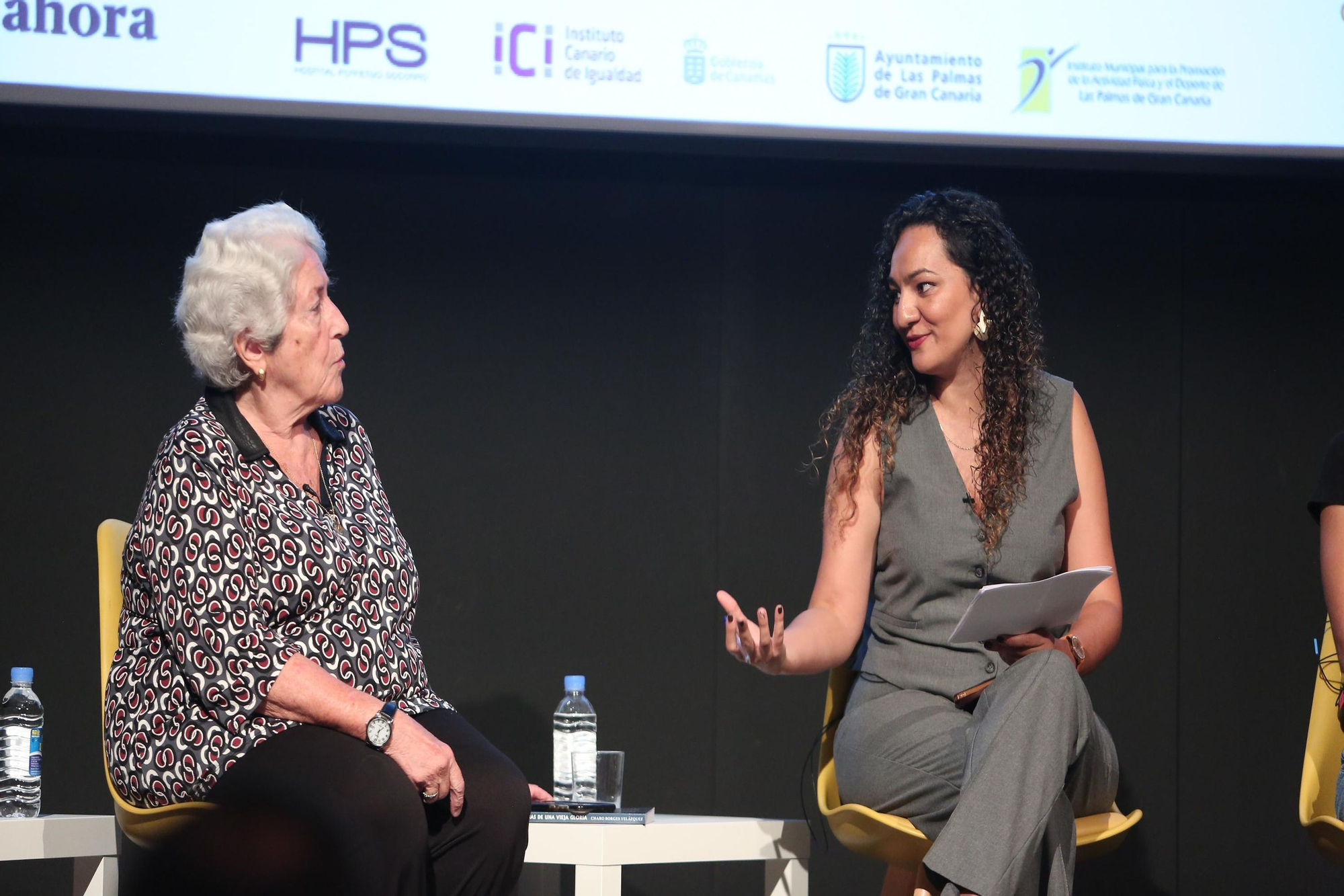 La periodista Jennifer Jiménez conversa con Charo Borges durante el encuentro.